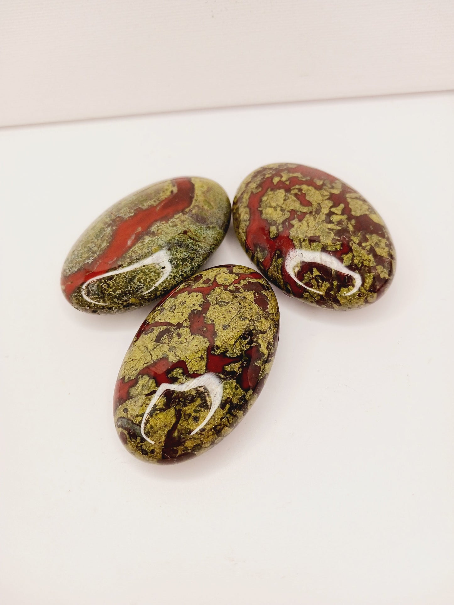 ššæ Dragonās Blood Palm Stone ā Courage Healing and Vitality ⨠- PALM