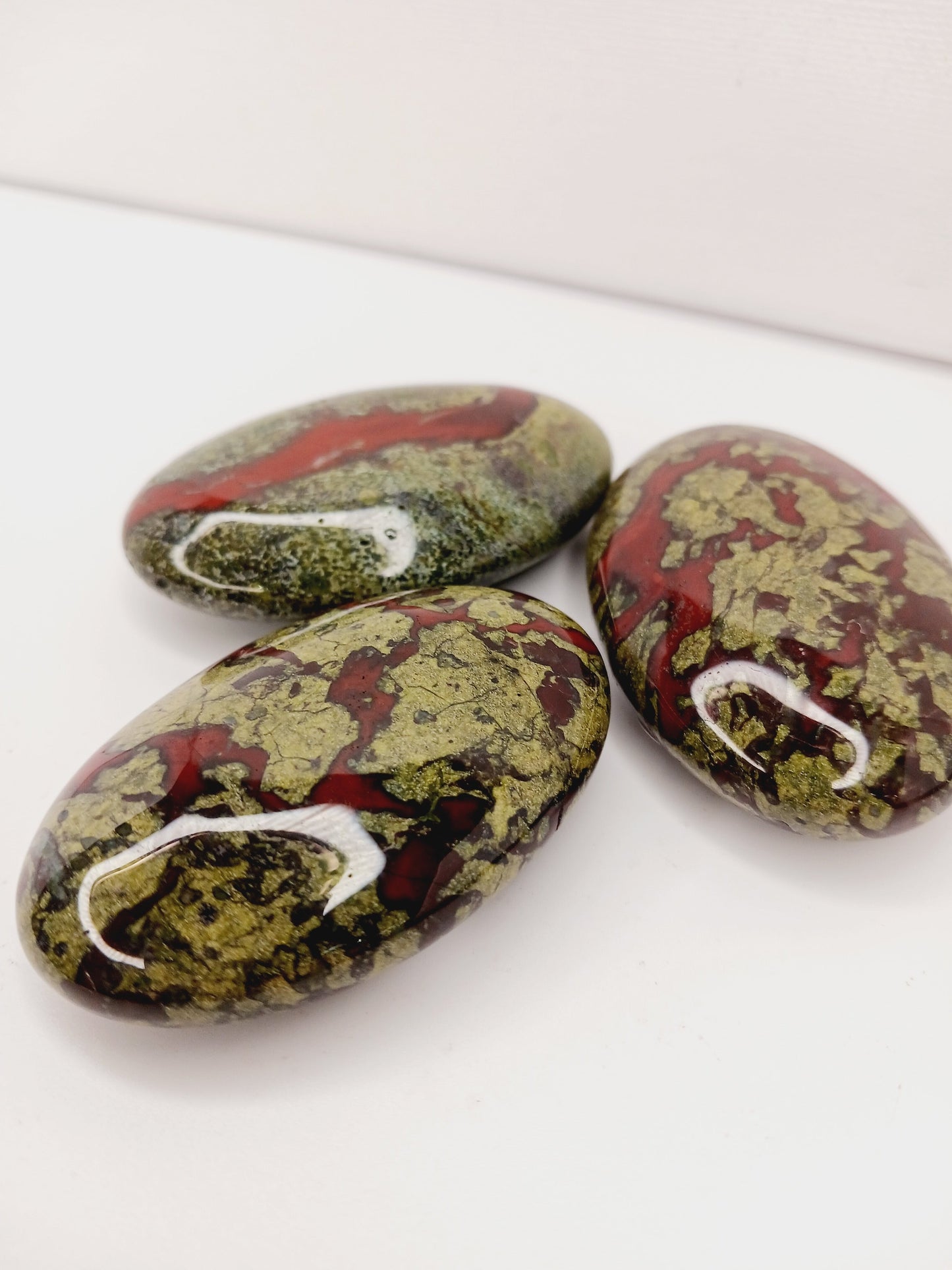 ššæ Dragonās Blood Palm Stone ā Courage Healing and Vitality ⨠- PALM