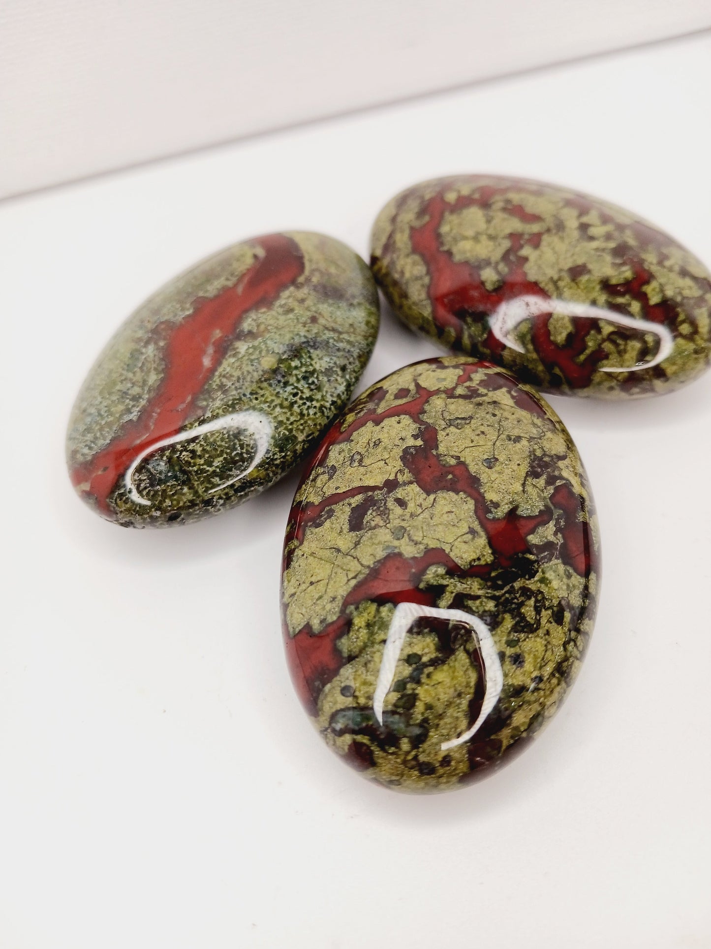 ššæ Dragonās Blood Palm Stone ā Courage Healing and Vitality ⨠- PALM