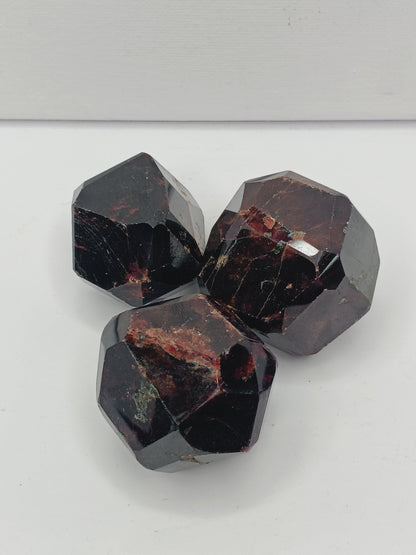 ❤️✨ Garnet Piece (Intuitive Pick) – Passion Strength and Vitality 🔥 - Medium - 2’’