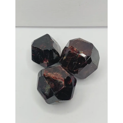 ❤️✨ Garnet Piece (Intuitive Pick) – Passion Strength and Vitality 🔥 - Medium - 2’’