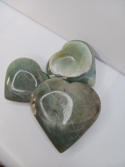 💚🌙 Green Moonstone Hearts 2.5–3.5’’ – Renewal and Emotional Balance! ✨ - Carvings