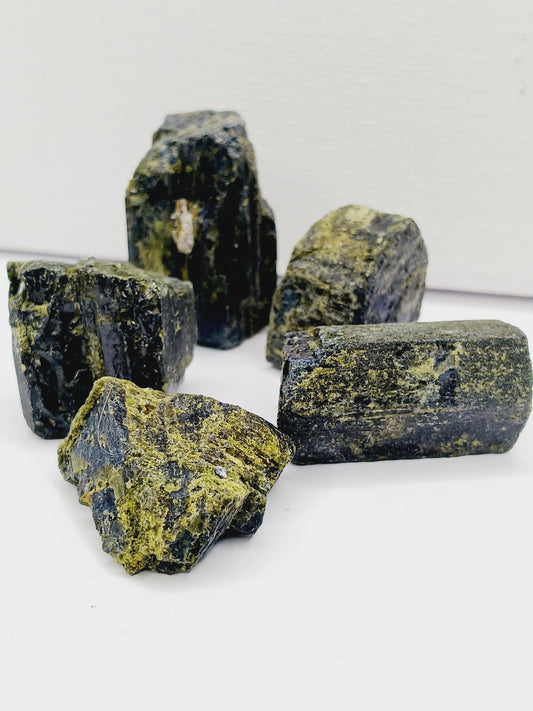 💚✨ Green Tourmaline Shaft – Healing Growth and Protection 🌱 - Specimens