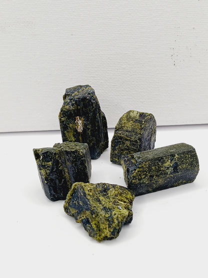 💚✨ Green Tourmaline Shaft – Healing Growth and Protection 🌱 - Specimens