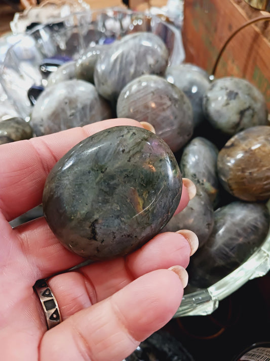 🌌✨ Labradorite Palmstone Intuitive Pick – Magic Protection and Transformation 🤲 - PALM