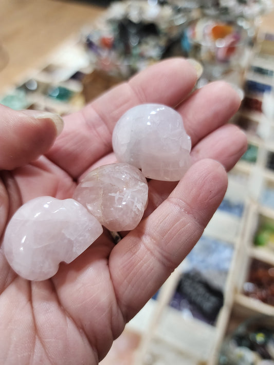 💀🌸 Mini Rose Quartz Skulls – Love Healing & High-Vibe Magic! ✨ - Carvings